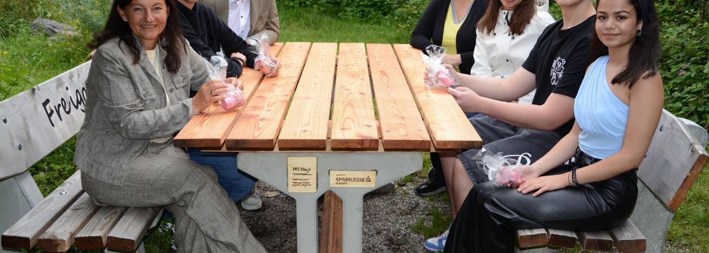 Ein neuer Tisch für den Wörgler Freigarten! Freuen sich über das gelungene Schulprojekt – von links Silvia Wirrer, Matthias Mydliar, Friedl Graus, Iris Kahn, Viola Erb, Raphael Fischer und Tuana Harmanci.